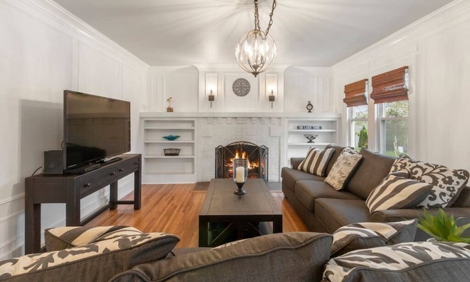 Lake Geneva House | Gorgeous Downtown Baker St Bungalow, Walk Everywhere!