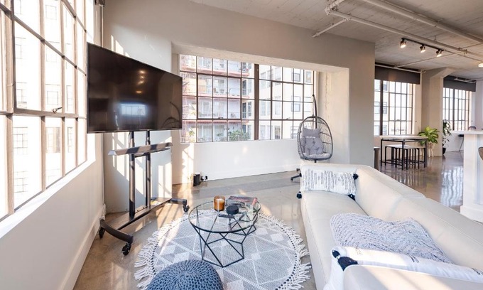 Downtown Los Angeles Apartment | Gorgeous DTLA artist loft with parking and city views