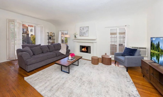 Beverly Hills House | Gorgeous Duplex w/ Fireplace, Jacuzzi, & Parking