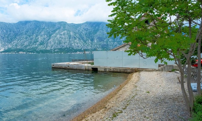 Donji Stoliv Apartment | Gorgeous Flat With Balcony Near Sea in Kotor