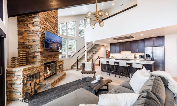 Deer Valley Condo | Gorgeous Full Remodel-Silver Lake Village; walk to ski lifts & Stein's; Theatre