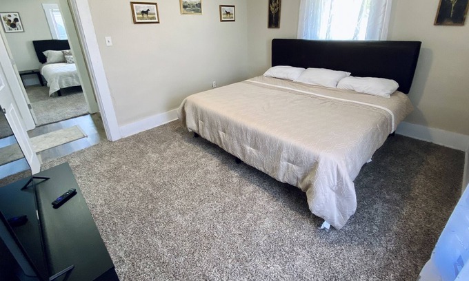 Ashland Apartment | Gorgeous Getaway- 3 bedroom/1 bath Close to HTS airport, KDMC, and Cabell