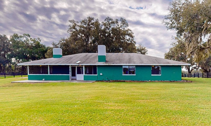 Micanopy House | Gorgeous guesthouse with full kitchen, central AC and lakeview