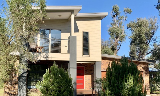 Silverleaves House | Gorgeous Highview. Stroll to the beach, perfect for two families!