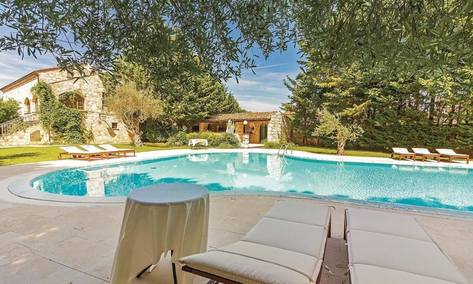Bale House | Gorgeous home in Bale with WiFi