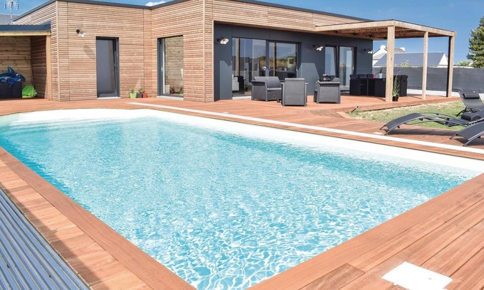 Creances House | Gorgeous home in Créances with WiFi