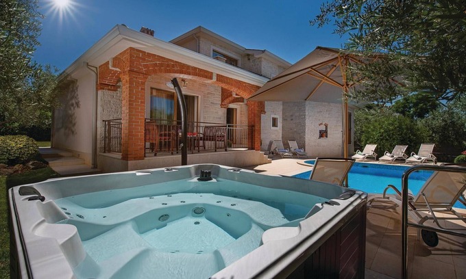 Tar-Vabriga House | Gorgeous home in Tar with WiFi