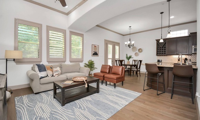 Grogan's Mill House | Gorgeous home in The Woodlands