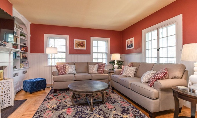 York Harbor House | Gorgeous home: walk to beach, harbor, cliff walk, wiggly bridge, dining etc.