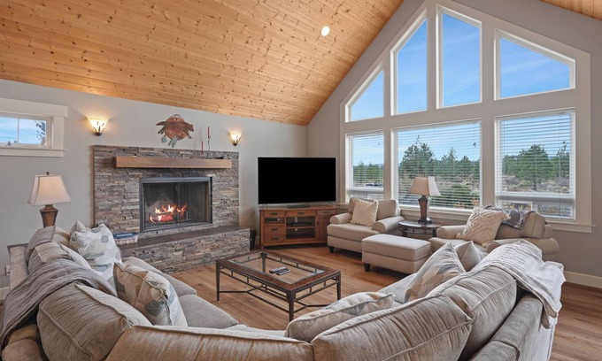 Westbrook Meadows House | Gorgeous! Hot Tub, Mountain Views, Road to Mt Bachelor!