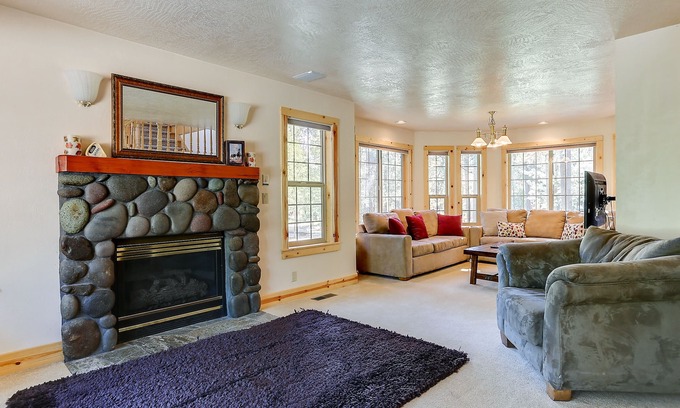 Sunriver House | Gorgeous! Hot Tub, SHARC passes, A/C, Game Table, Luxurious Linens