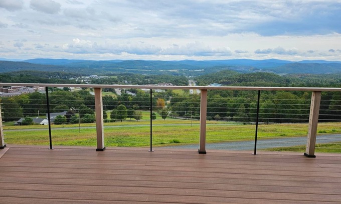White River Junction House | Gorgeous house/Deck with 180 degree Panaromic views of Vermont's Green Mountains