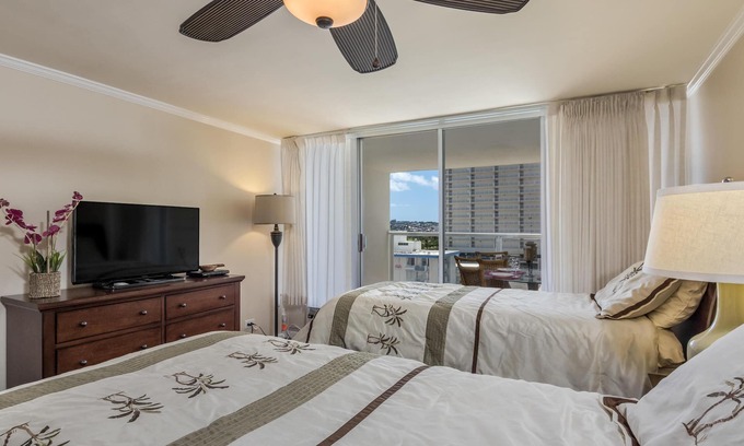 Waikiki Condo | Gorgeous Island Colony studio