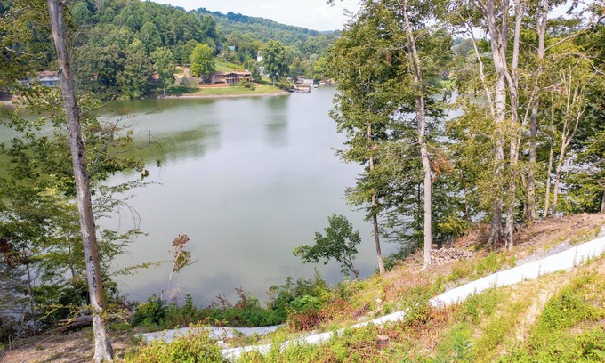 Kingsport House | Gorgeous Kingsport Lakehouse With Huge Two-Story Screened In Porch!