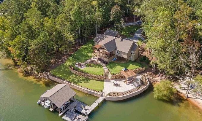 Jacksons' Gap House | Gorgeous Lake Front Home, Perfect for families!