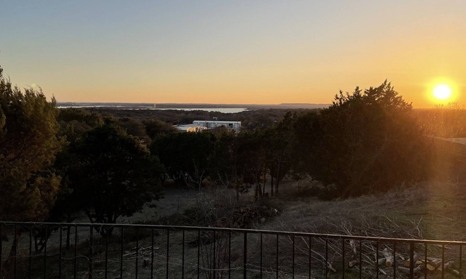 Granbury House | Gorgeous lake view cottage