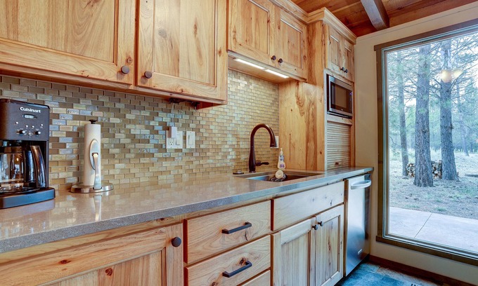 Overlook Park House | Gorgeous Lodge Style Remodel, Close to SHARC & Passes Included, Hot Tub, Bikes
