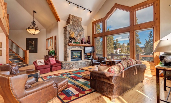 Warrior's Mark West House | GORGEOUS LUXURY HOME, VIEWS, SLEEP 16, SKI IN OUT HOT TUB. WALK TO TOWN.DISC