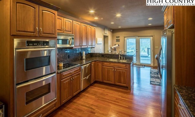 West Jefferson House | Gorgeous Mountain & New River View’s, Hot Tub, Fire Pit, Gas Grill, Elec Charger