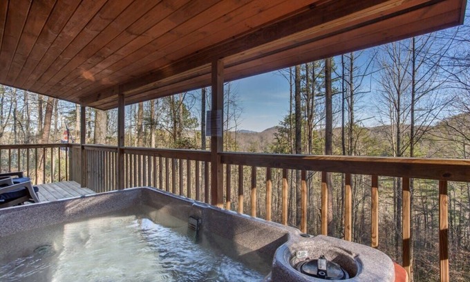 Gatlinburg - Pigeon Forge Cabin | Gorgeous Mountain Views/Hot Tub