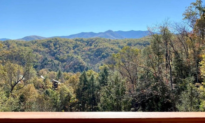 Gatlinburg Cabin | Gorgeous Mountain Views/Near Downtown Gatlinburg