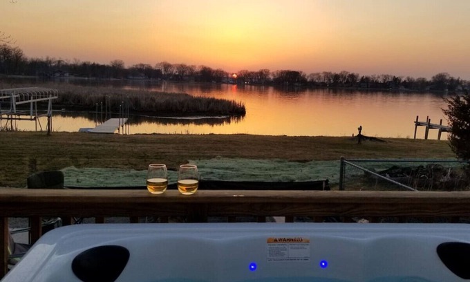 Ingleside Apartment | Gorgeous Nautical 2/2 Lake House Chain O` Lakes with Hot Tub