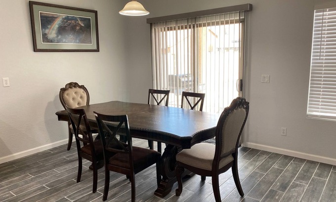 Casa Grande House | Gorgeous newly renovated Bungalow beside the park!