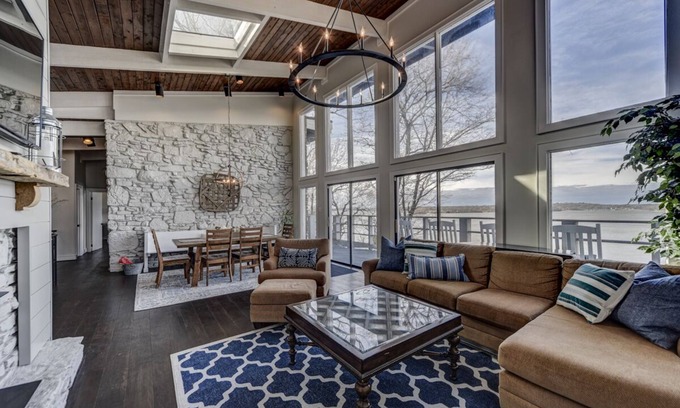 Green Hill House | GORGEOUS & Newly Renovated Lake House in Nashville with sunset views