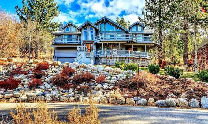 Truckee House | Gorgeous Northstar Home w/Central AC, Ping-Pong, Fireplace & Jetted Tub