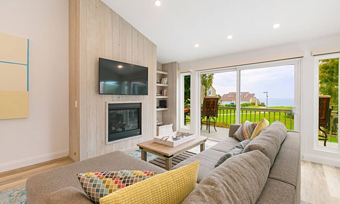 Encinitas House | Gorgeous ocean view home! Steps to beach, pool, pickle-ball courts!