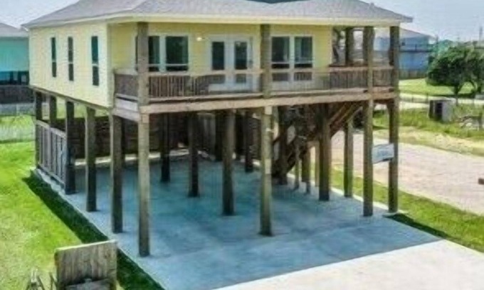 Crystal Beach House | Gorgeous, quality new beachhouse, vacation home designed for making memories.