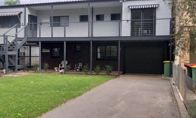 Lower Macdonald House | Gorgeous riverfront property in the historic Wiseman's Ferry area of Sydney