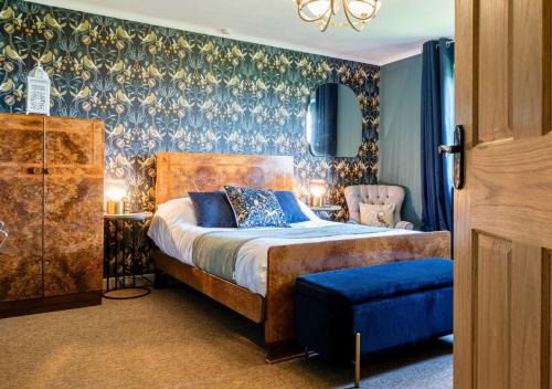 Norton St. Philip House | Gorgeous Rural 4 Bed Farm Cottage - With Hot Tub!