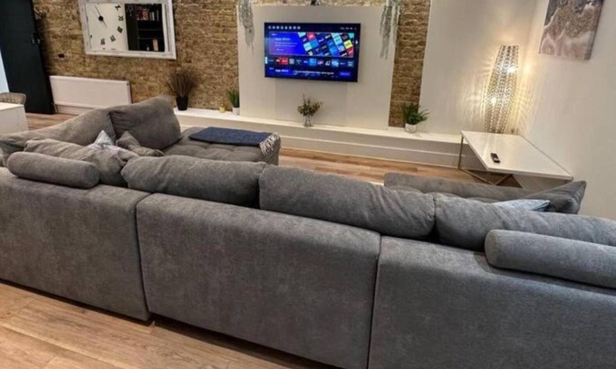 Westcliff-on-Sea Apartment | Gorgeous & Sleek 2BR w/WiFi & Netflix - Excellent Location Nr Westcliff Beach
