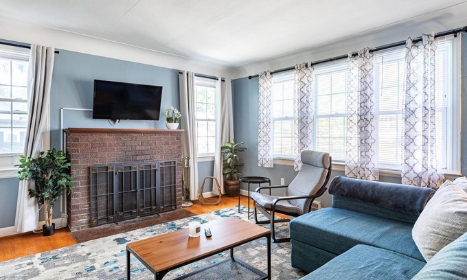 Ypsilanti Apartment | Gorgeous Sunny Ypsilanti Bungalow