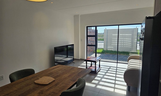 Cape Town House | Gorgeous & tasteful La Serena Magnifique family home close to Big Bay beach