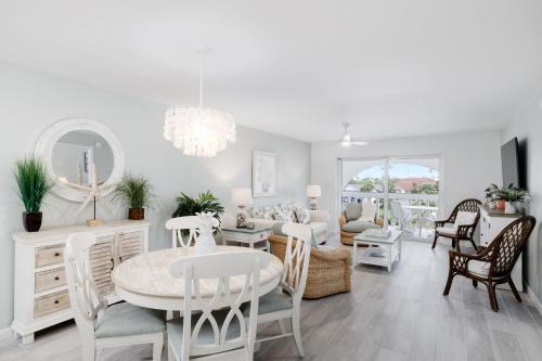 Sanibel House | Gorgeous Top Floor Beach Condo at Breakers West