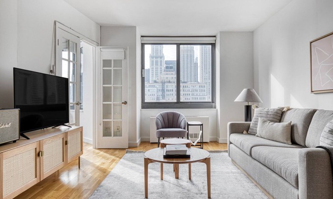 Tribeca Apartment | Gorgeous Tribeca 2BR w/Amazing city views + Gym by Blueground