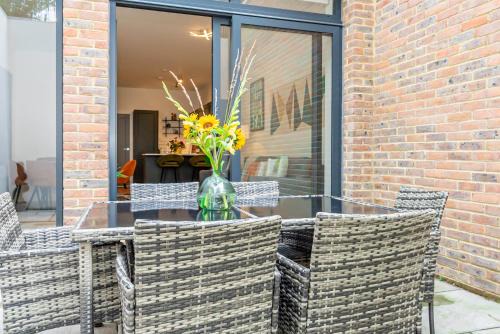Acton Apartment | Gorgeous Two-Bedroom Two-Bathrooms Flat Near Acton Main Line Station