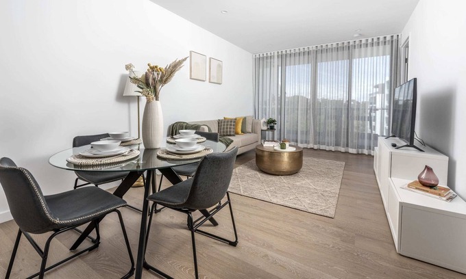 Reid Apartment | Gorgeous Unit Between Russell Offices and the City