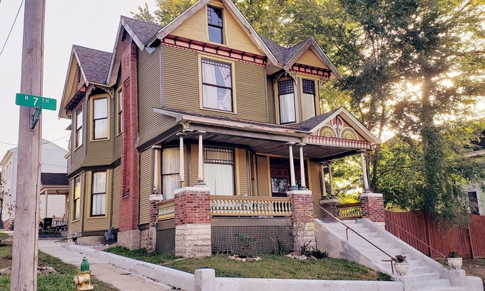 Hannibal House | Gorgeous Victorian with Seasonal Pool , sleeps 8, pet friendly close to downtown