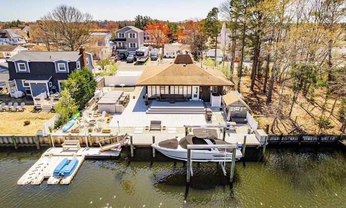 Lanoka Harbor House | Gorgeous Waterfront 3-bedroom house in charming Berkeley Township