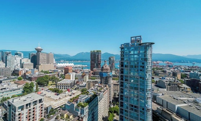 Crosstown Apartment | Gorgeous Water View Unit in Downtown Vancouver