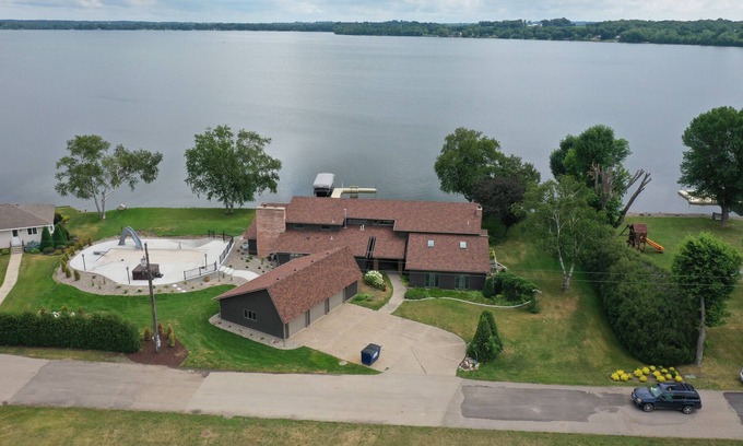 Faribault House | Gorgeous waterfront home on Cannon Lake