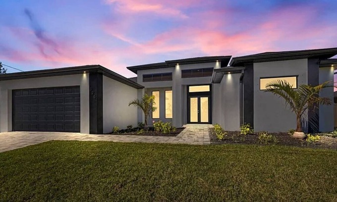 Cape Coral House | Gorgeous Waterfront Villa-Heated Pool with Outside Kitchen - Villa Sea La Vie