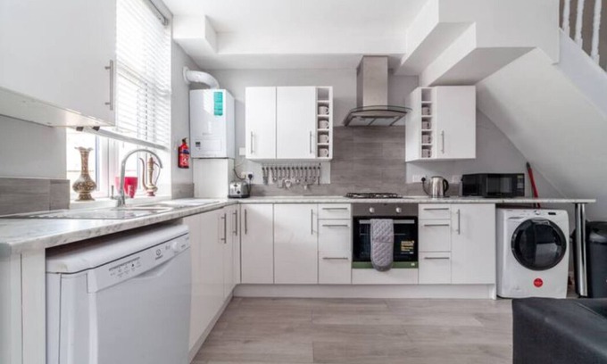 Selhurst House | Gorgeously decorated 4BR Maisonette, South Norwood