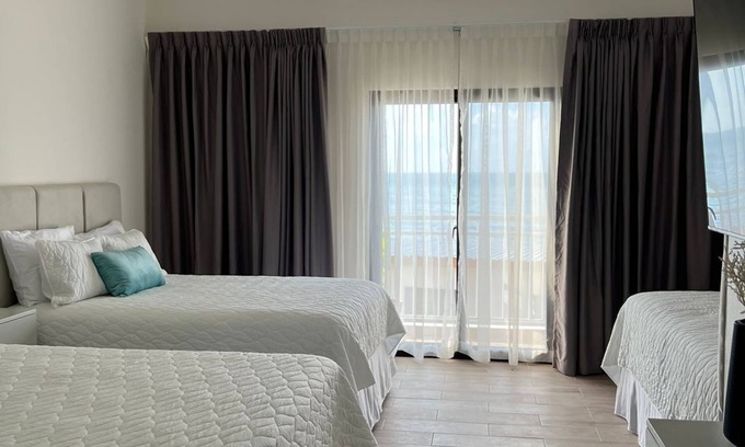 Sector 2 Hotel | Gorgeuos family room. Caribbean view in Paseo Park, parking, balcony, netflix