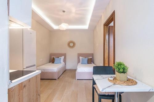 Himare Apartment | Goro's Villa 8 - Pool, Parking