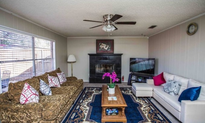 Lubbock House | Goshen Cool Place - 3BR/2BA & a Ping Pong table