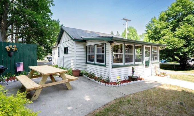 Saugatuck Cottage | Goshorn Lake Resort Cottage #7